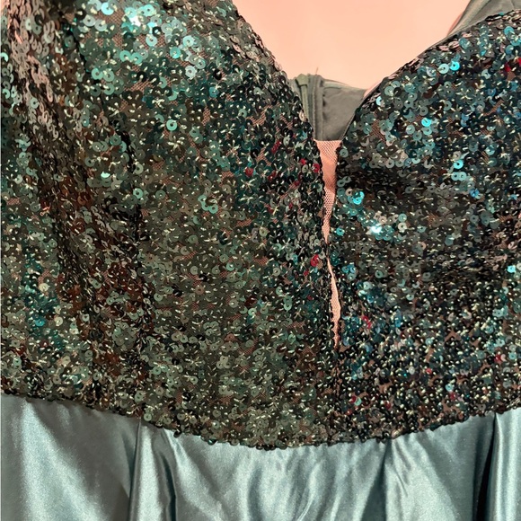 NWOT Elegant Green Woman’s Plus Size 4/5x Sequin Gown - Picture 6 of 9